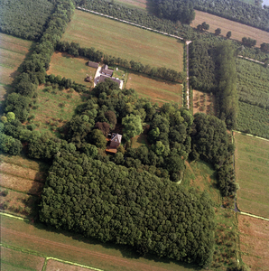 854352 Luchtfoto van de woontoren van het kasteel Weerdesteyn (Weerdesteijnselaan 1) met omliggend park te ...